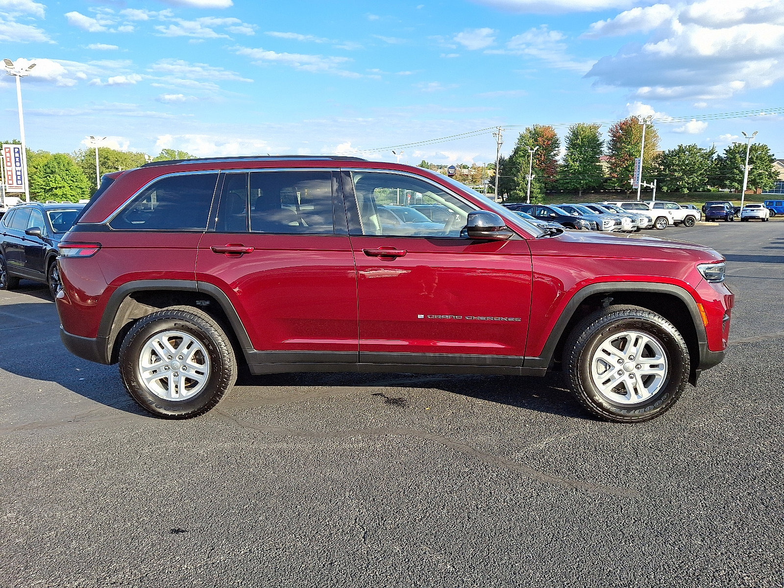 Used 2023 Jeep Grand Cherokee Laredo image 7