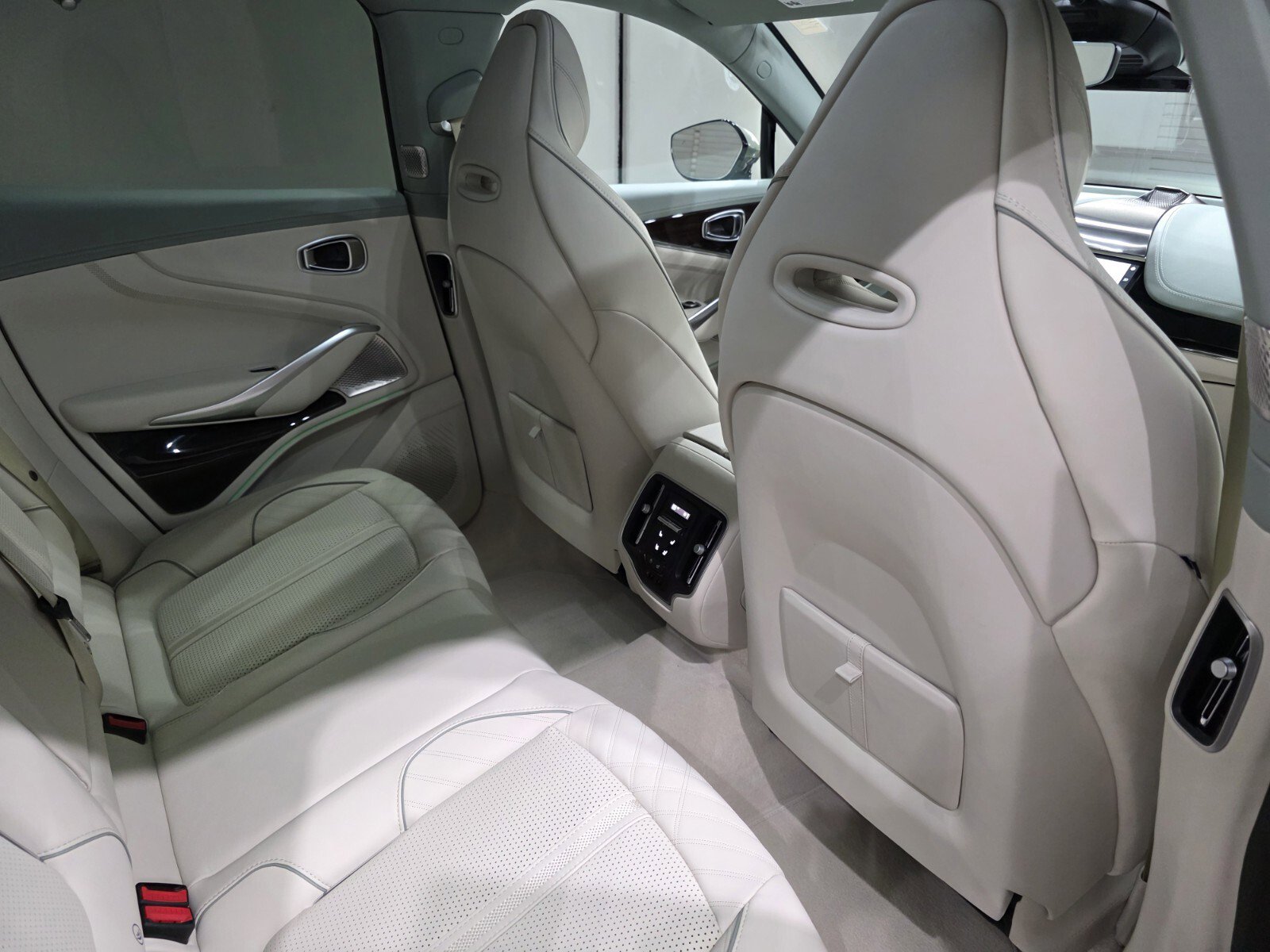 New 2026 Aston Martin DBX 707 image 22