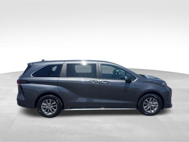Used 2025 Toyota Sienna XLE image 6