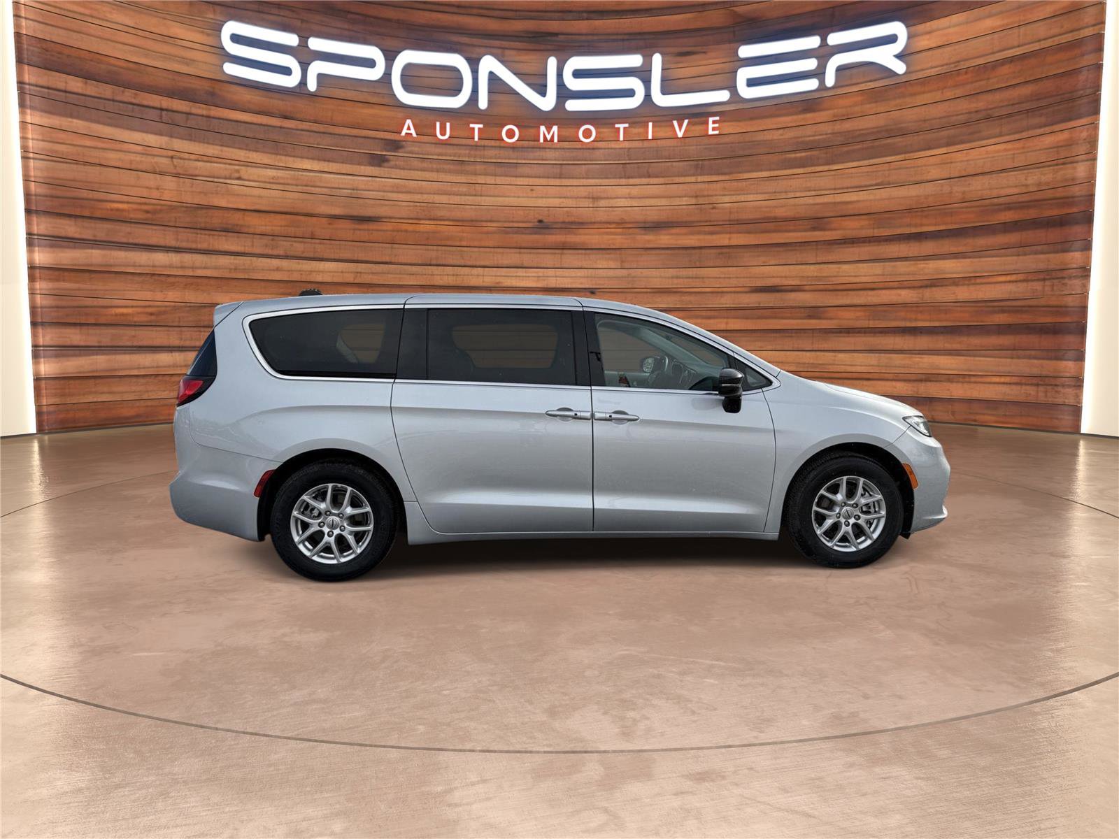 Used 2024 Chrysler Pacifica Touring-L image 6