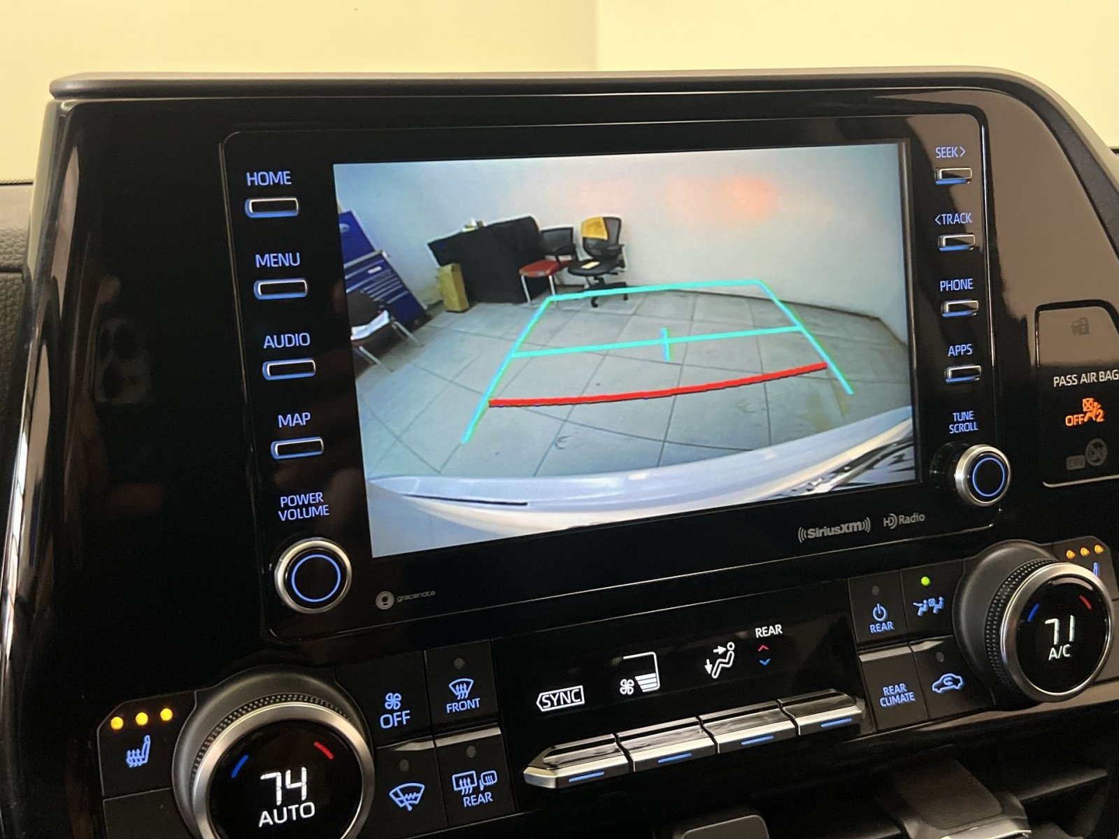 Used 2022 Toyota Highlander XLE AWD/4WD image 18