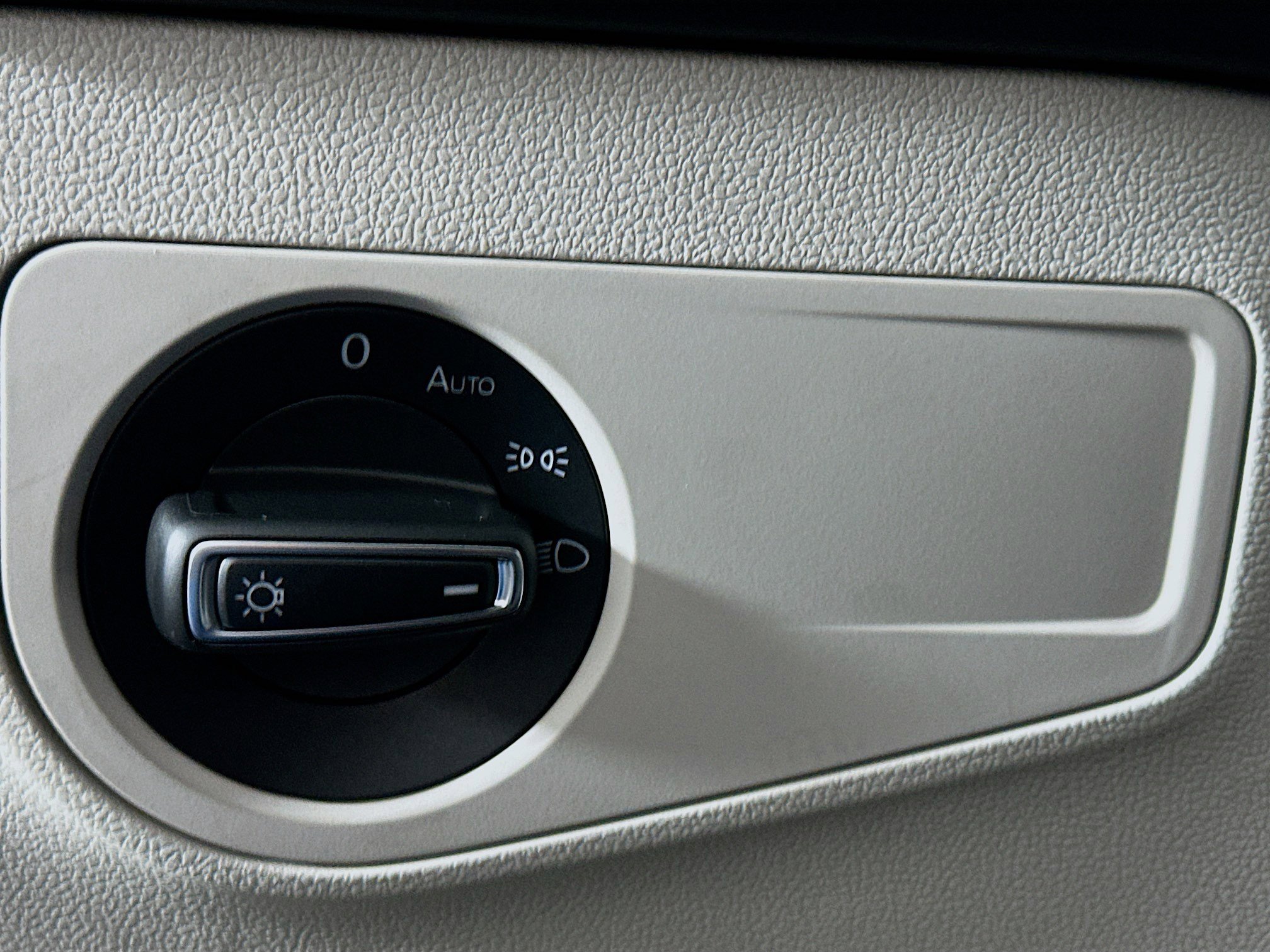 Used 2022 Volkswagen Tiguan SE image 16