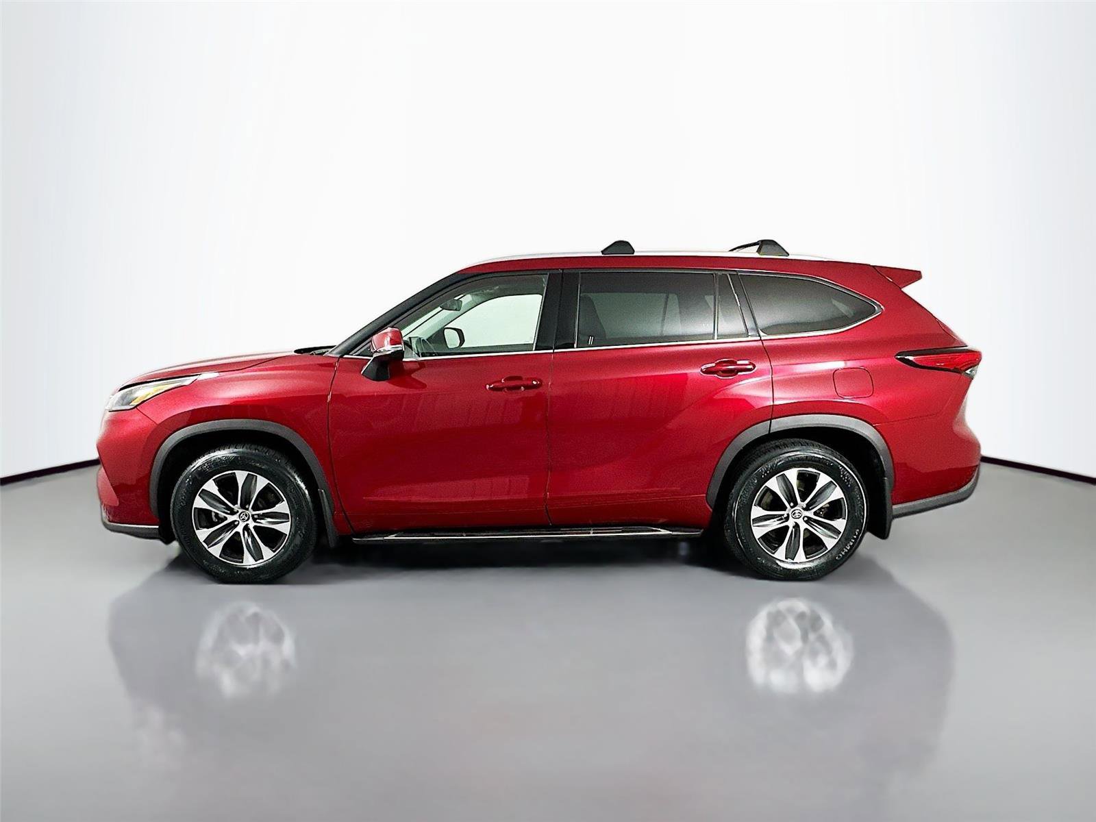 Certified 2021 Toyota Highlander XLE AWD/4WD image 8