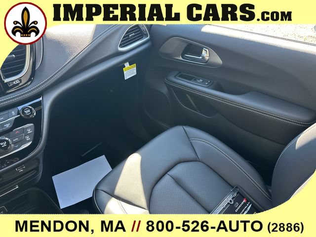 New 2027 Chrysler Pacifica Select AWD/4WD image 19