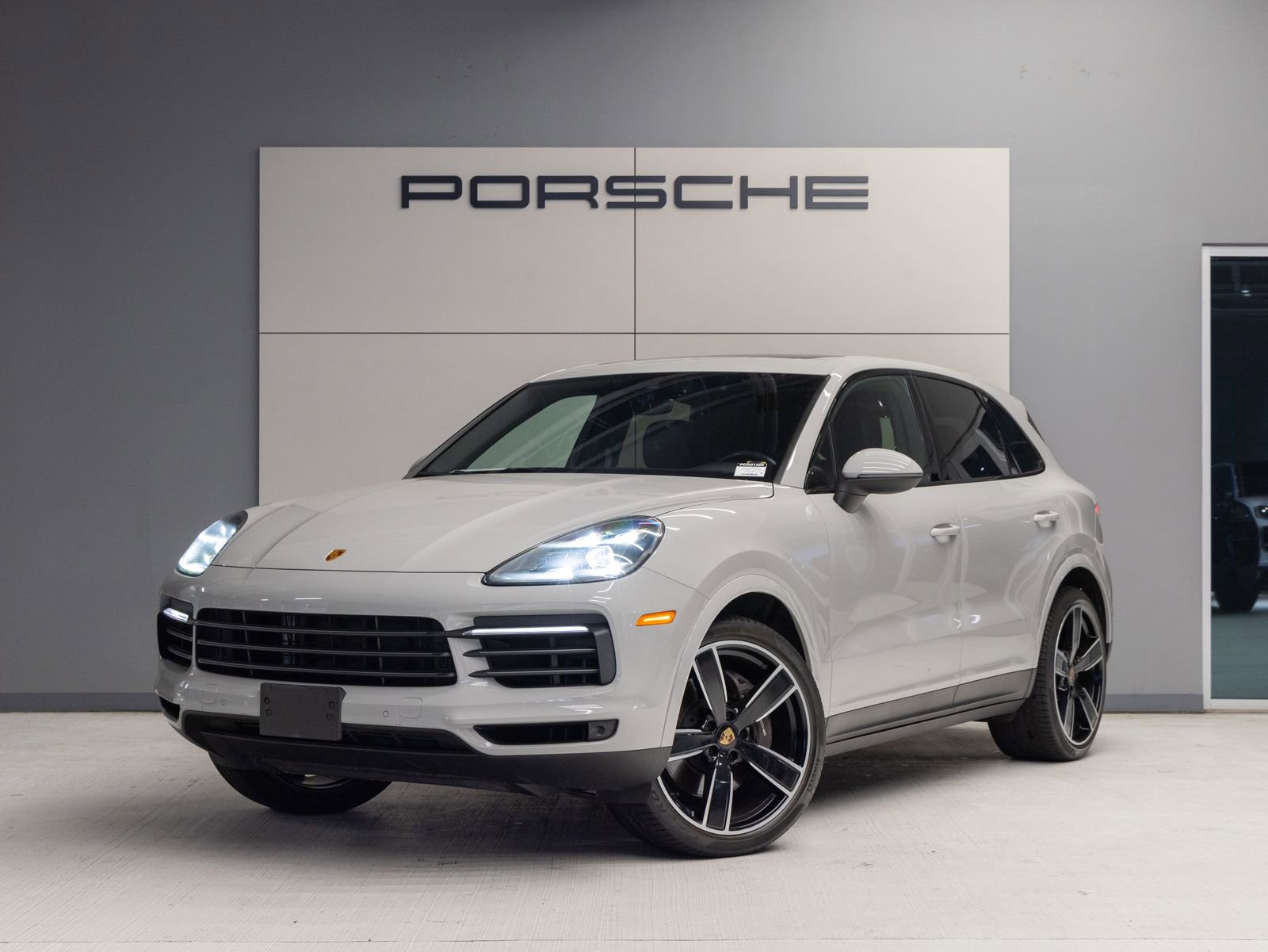 Certified 2023 Porsche Cayenne Platinum Edition image 1