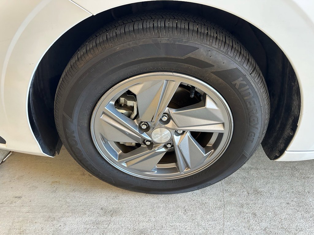 Used 2025 Hyundai Elantra SE image 28