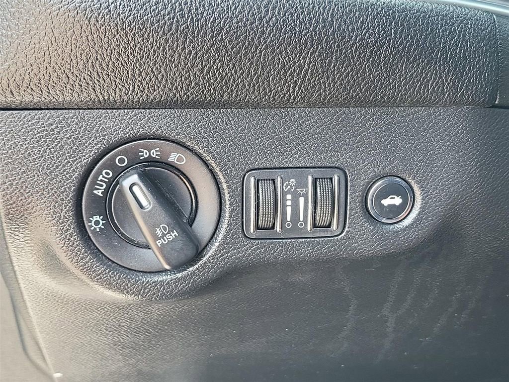 Used 2016 Dodge Challenger R/T RWD image 9