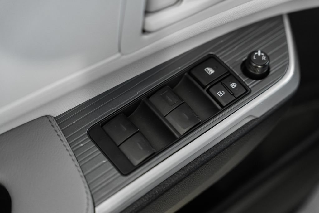 Used 2025 Toyota Sienna LE FWD image 36