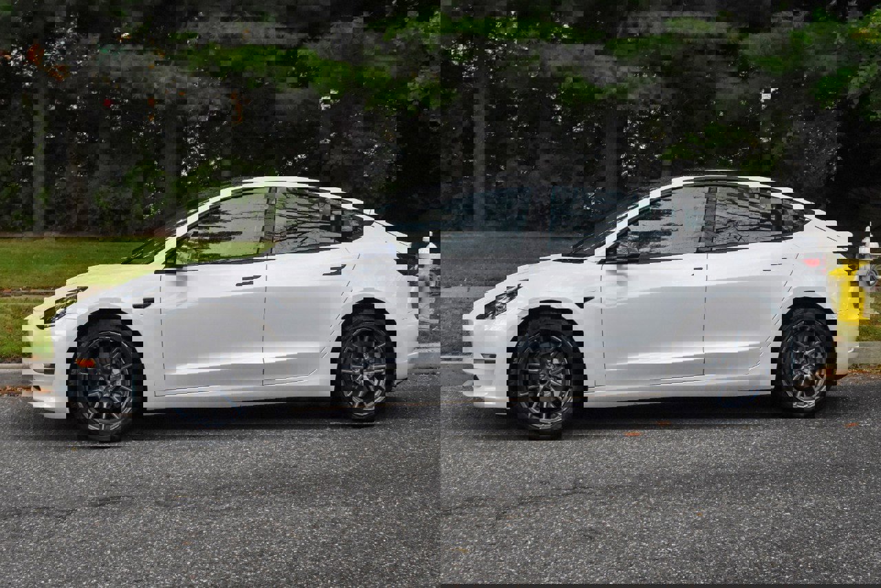 Used 2023 Tesla Model 3 Standard Range image 3