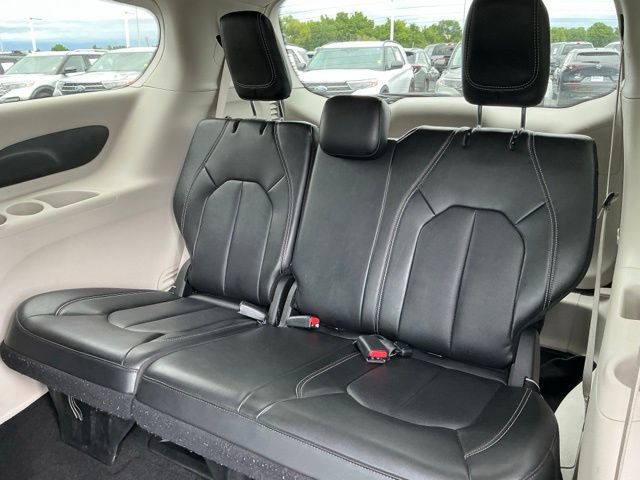 Used 2024 Chrysler Pacifica Touring-L FWD image 15