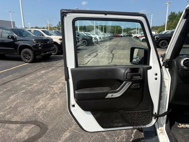 Used 2015 Jeep Wrangler Sahara w/ Connectivity Group AWD/4WD image 5