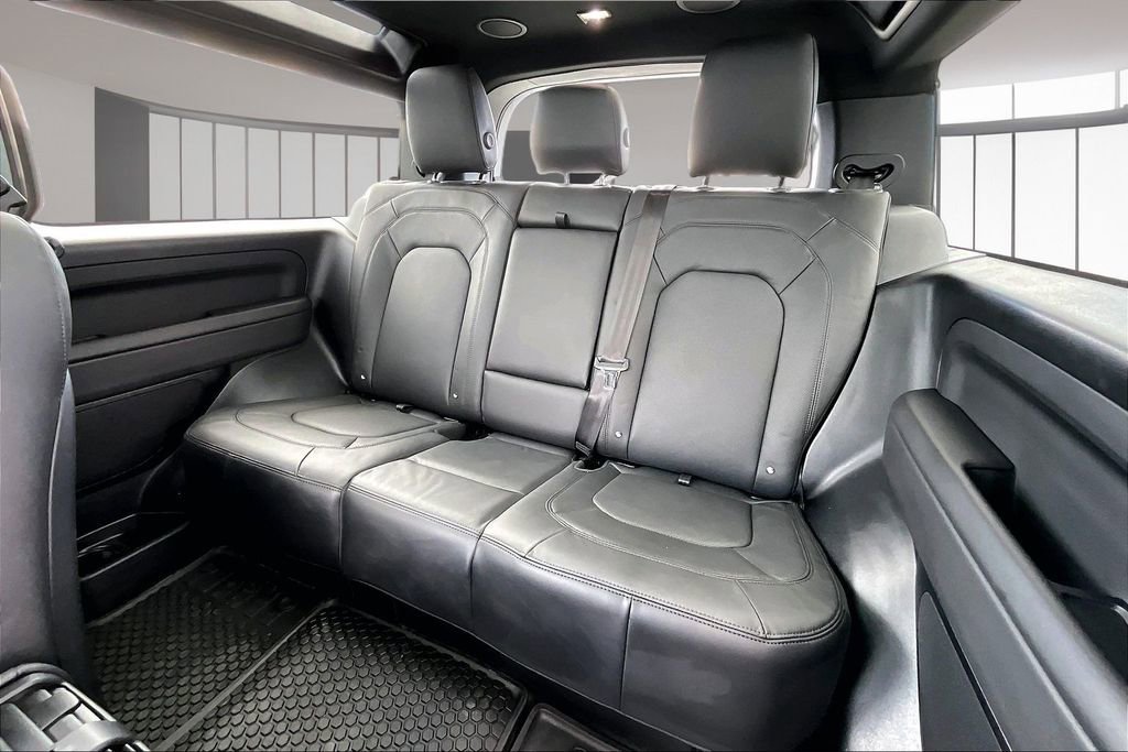 Used 2025 Land Rover Defender 90 X-Dynamic SE image 20