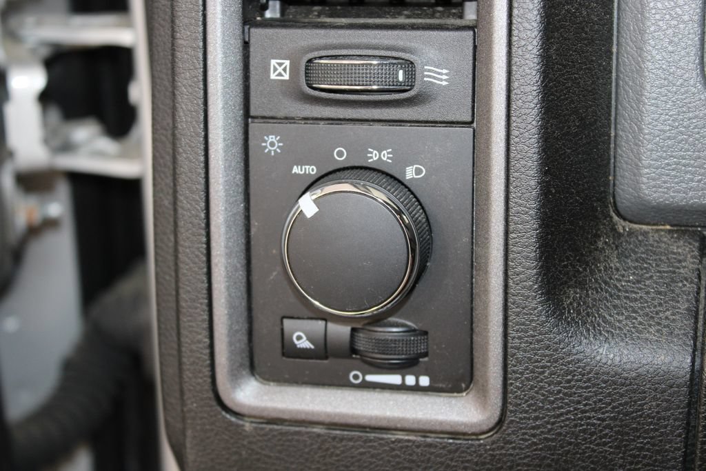 Used 2018 RAM 3500 Tradesman w/ Chrome Appearance Group RWD image 26