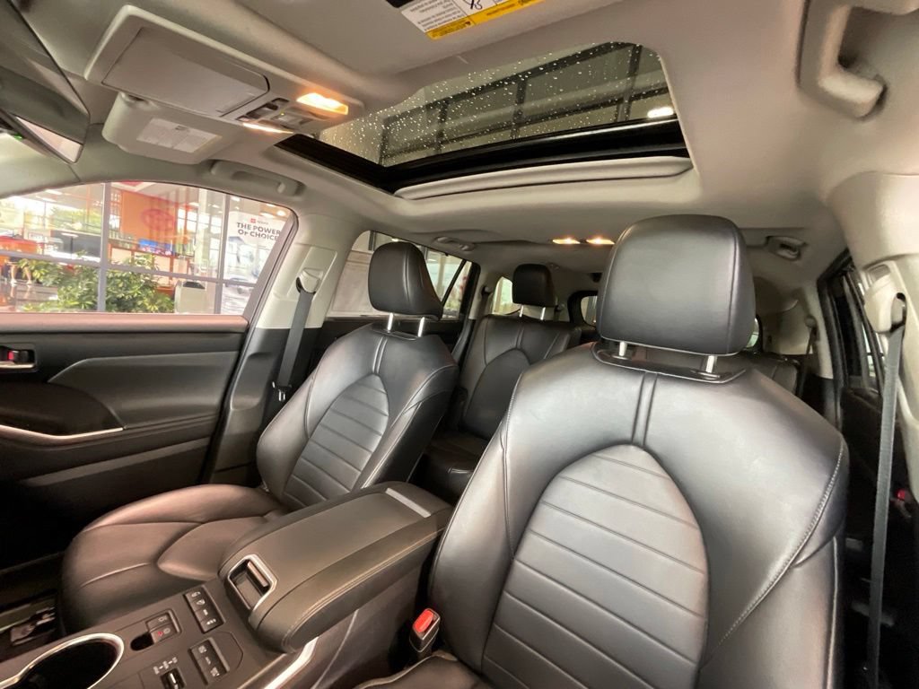 Used 2022 Toyota Highlander XLE AWD/4WD image 10