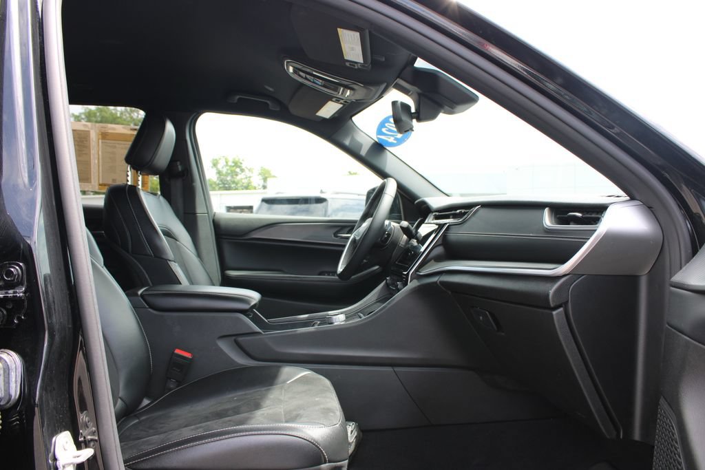 Used 2024 Jeep Grand Cherokee Altitude AWD/4WD image 28