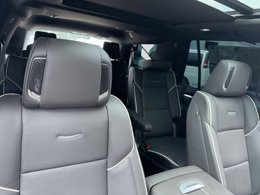 Used 2025 Cadillac Escalade Premium Luxury AWD/4WD image 34