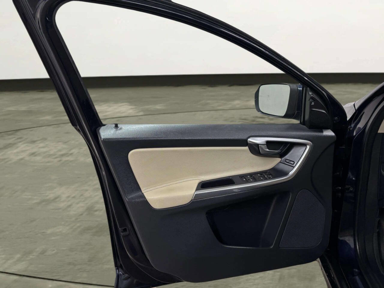 Used 2016 Volvo XC60 T6 w/ Proximity Package AWD/4WD image 10