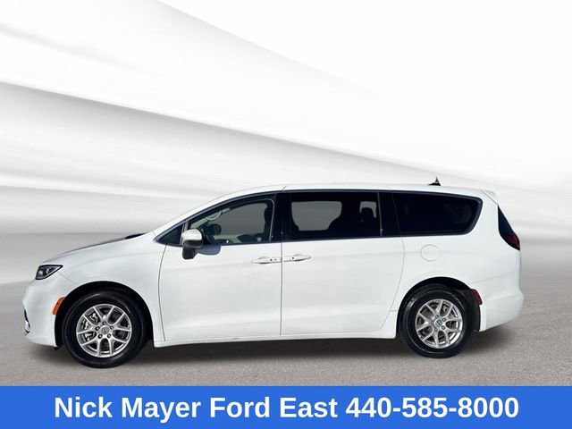Used 2023 Chrysler Pacifica Touring-L FWD image 4