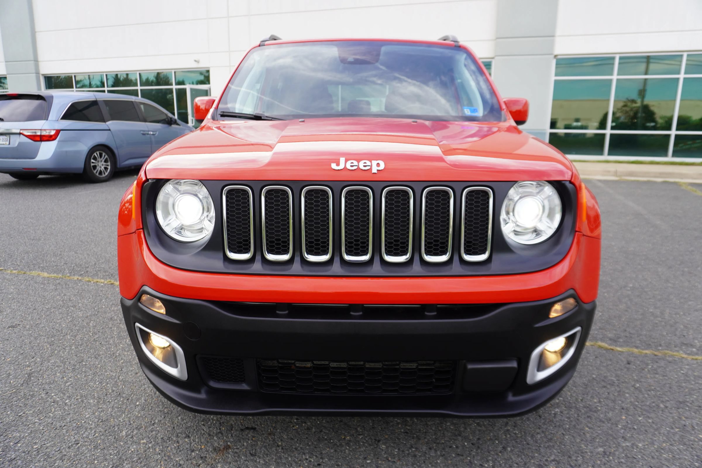 Used 2018 Jeep Renegade Latitude w/ Advanced Technology Group FWD image 2