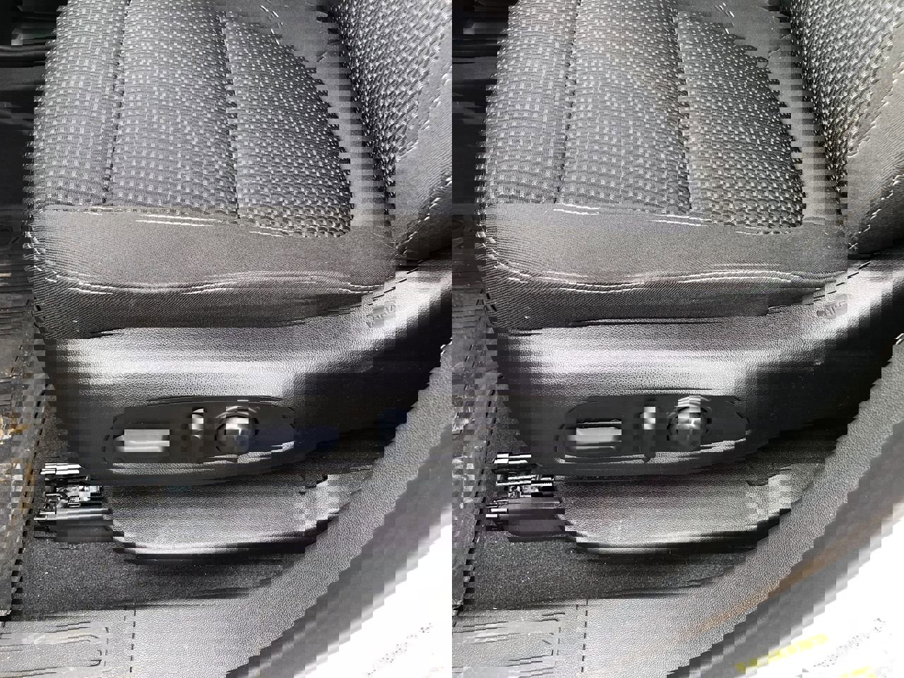 Used 2023 GMC Acadia SLE w/ Driver Convenience Package image 16