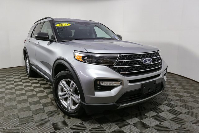 Used 2023 Ford Explorer XLT w/ Equipment Group 202A image 3