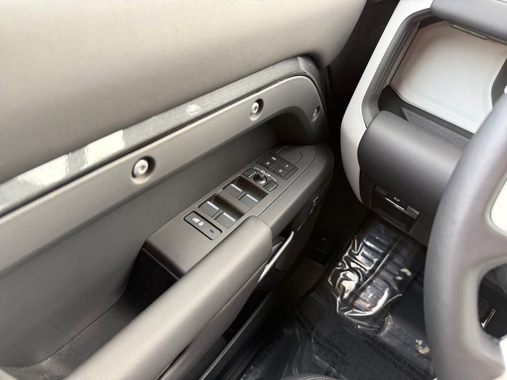 Used 2025 Land Rover Defender 130 X-Dynamic SE image 27