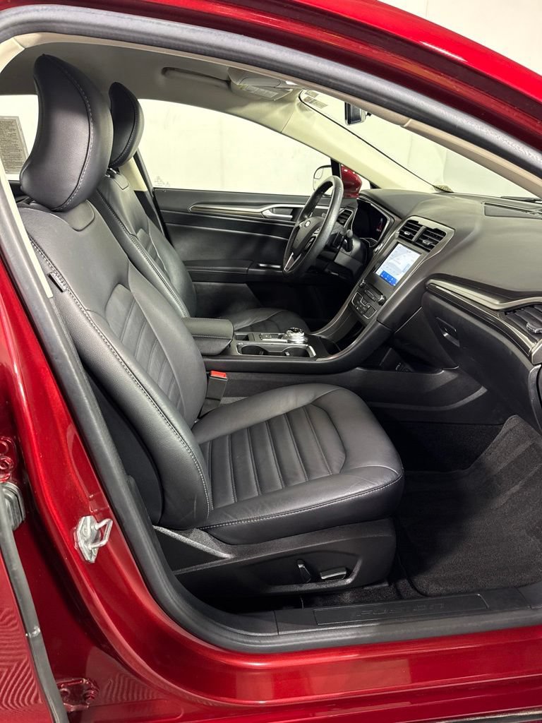 Used 2017 Ford Fusion SE w/ Fusion SE Technology Package AWD/4WD image 16