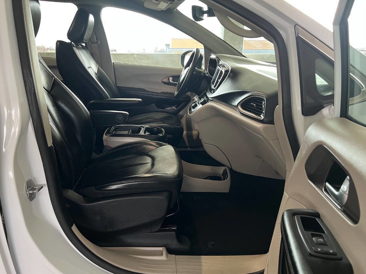 Used 2021 Chrysler Voyager Lxi image 16