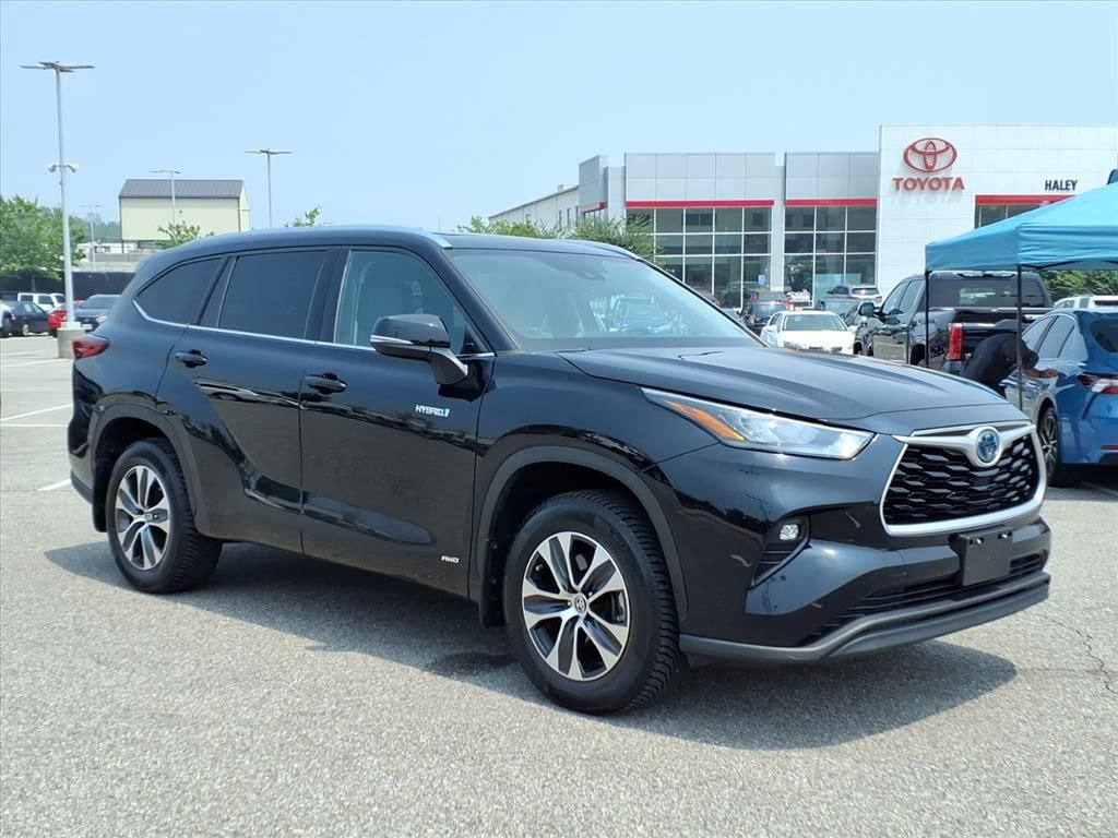 Used 2020 Toyota Highlander XLE AWD/4WD image 2