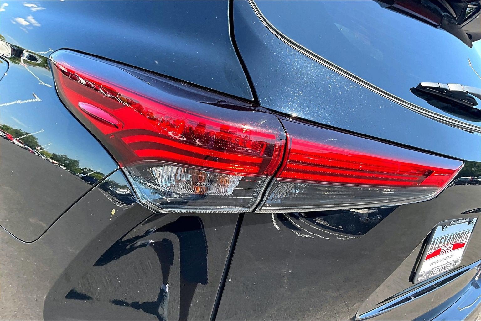 Used 2021 Toyota Highlander XLE AWD/4WD image 29