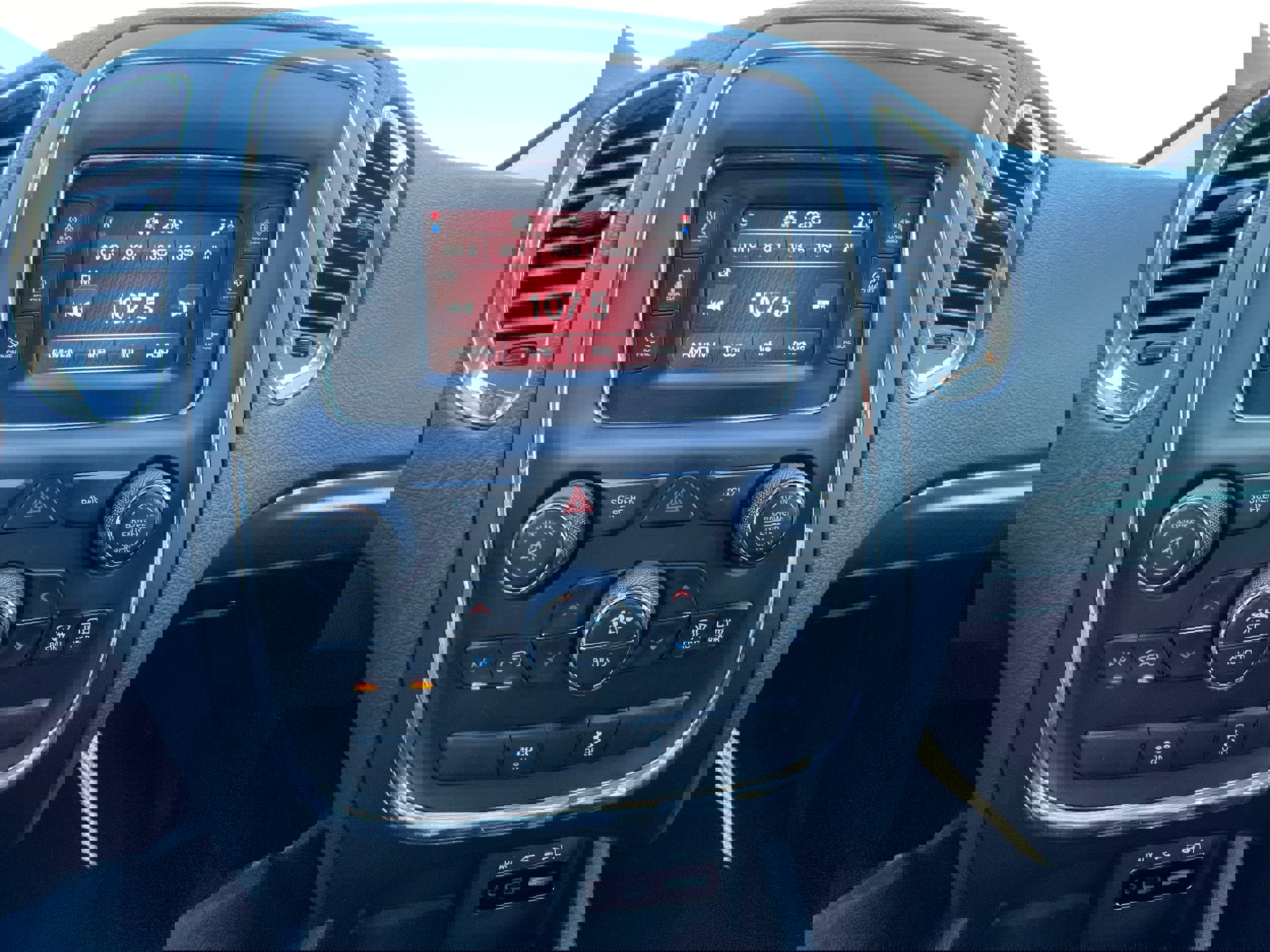 Used 2018 Nissan Pathfinder SV image 17