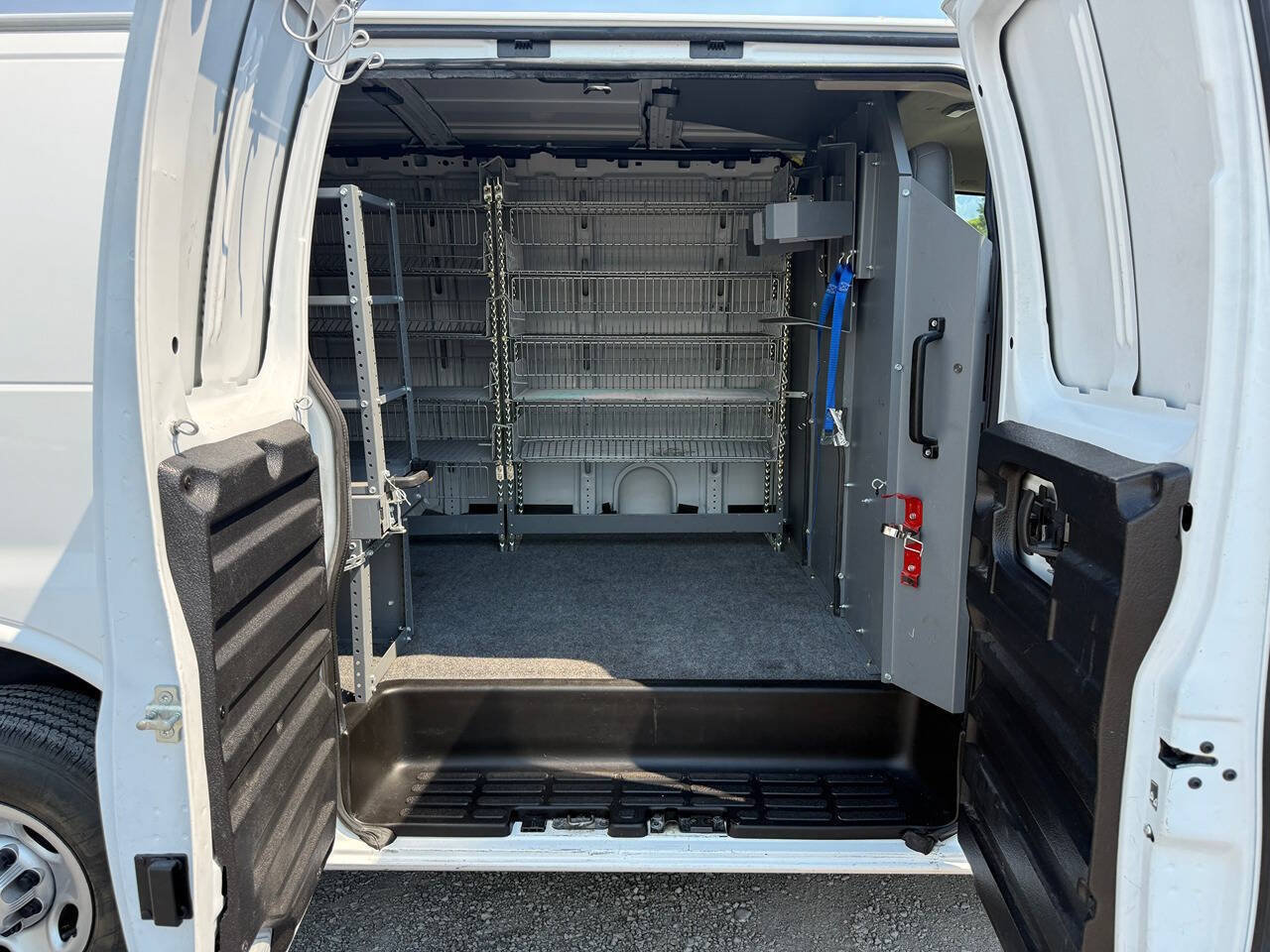 Used 2021 Chevrolet Express 2500 RWD image 21