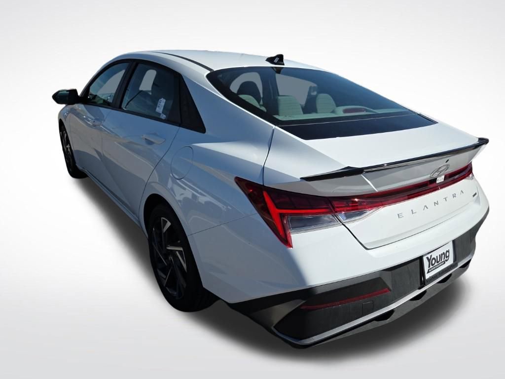 Used 2025 Hyundai Elantra SEL FWD image 5