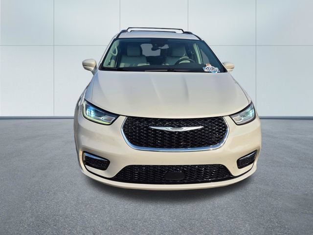Used 2021 Chrysler Pacifica Touring-L w/ Uconnect Theater Family Group AWD/4WD image 2