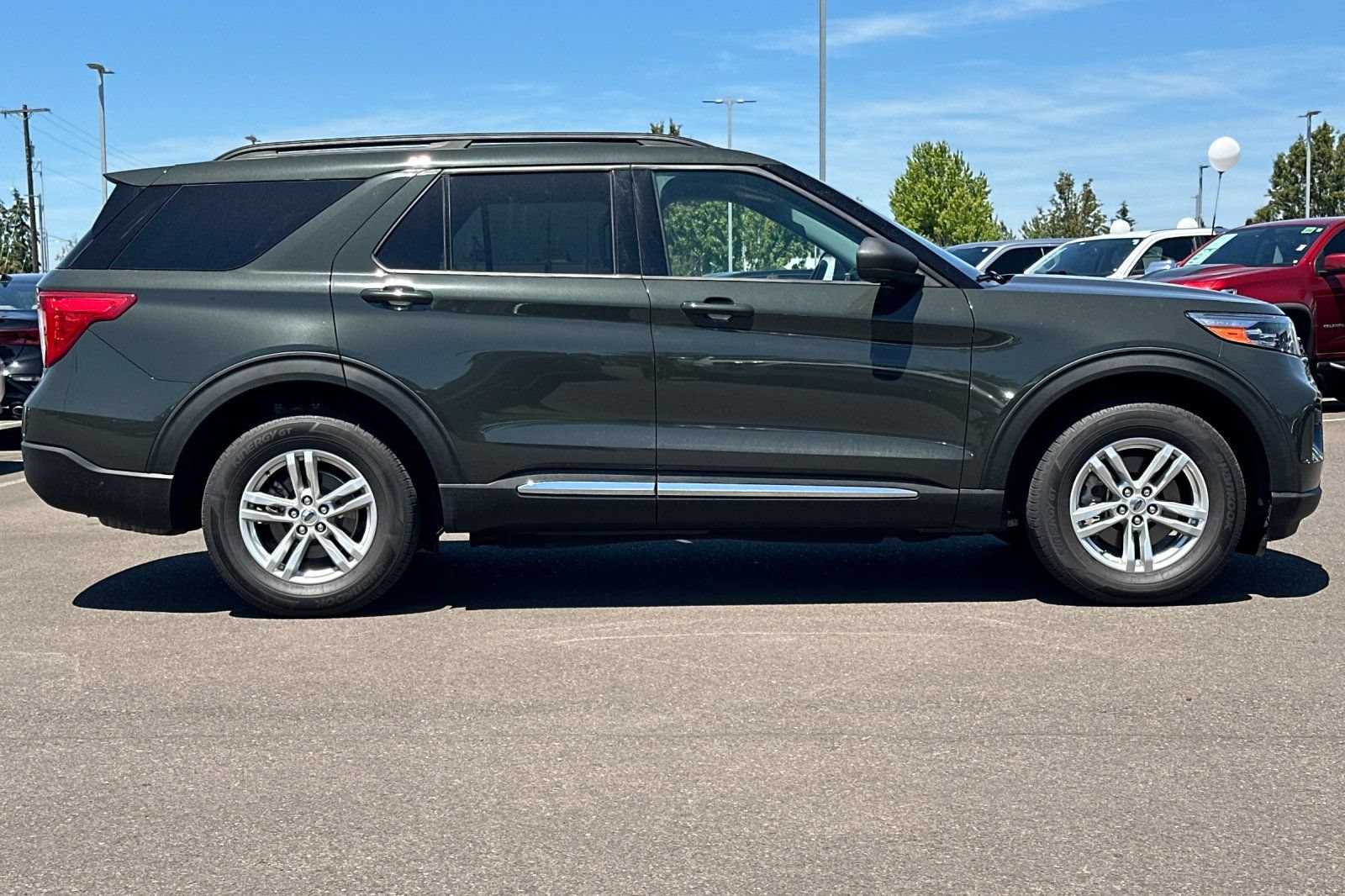 Used 2022 Ford Explorer XLT AWD/4WD image 3