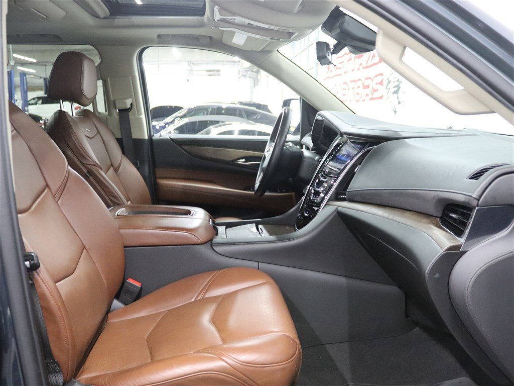 Used 2020 Cadillac Escalade ESV Luxury w/ LPO, Radiant Package AWD/4WD image 32