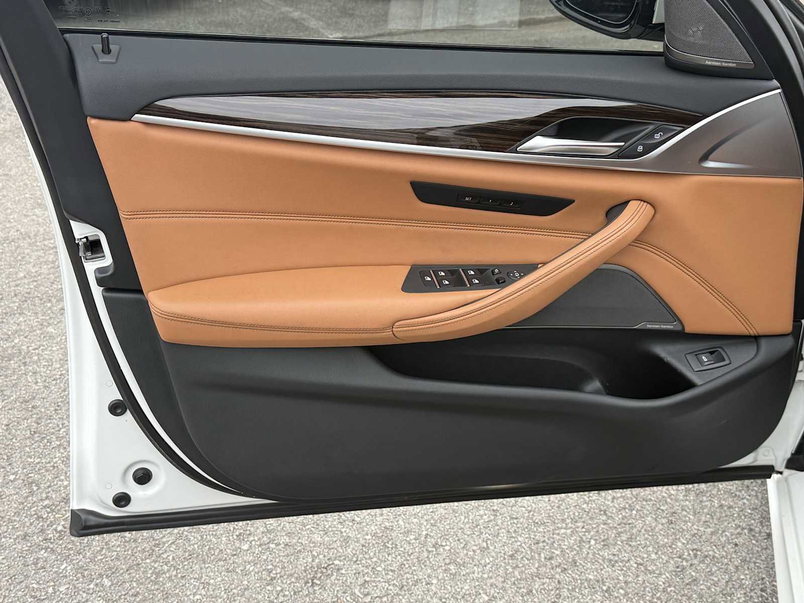 Used 2023 BMW 540i xDrive w/ M Sport Package image 25