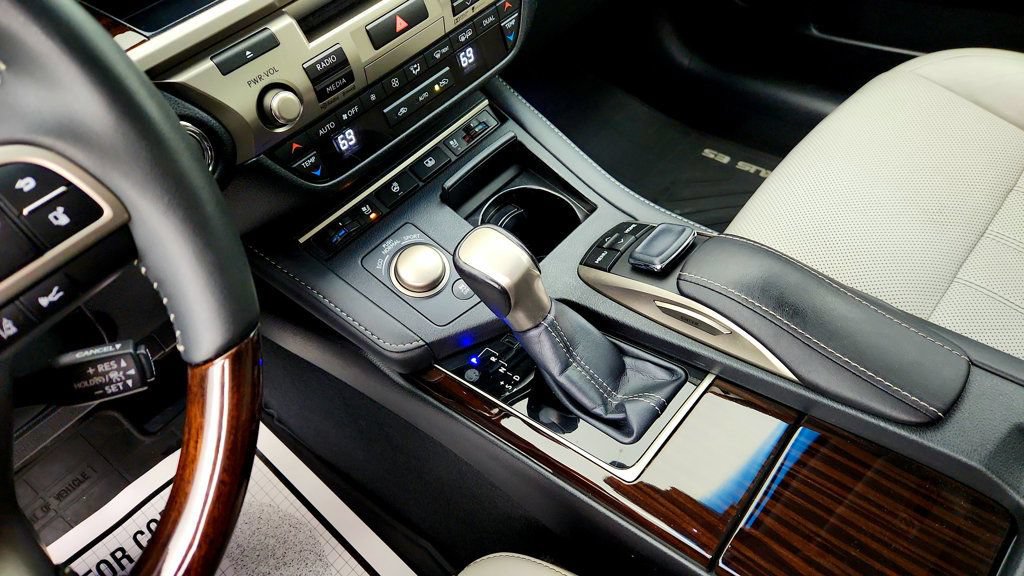 Used 2016 Lexus ES 350 w/ Luxury Package w/Wood Trim FWD image 17