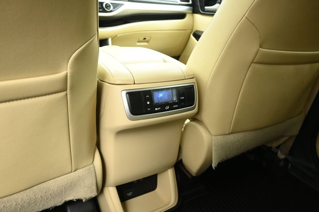 Used 2018 Toyota Highlander XLE AWD/4WD image 22