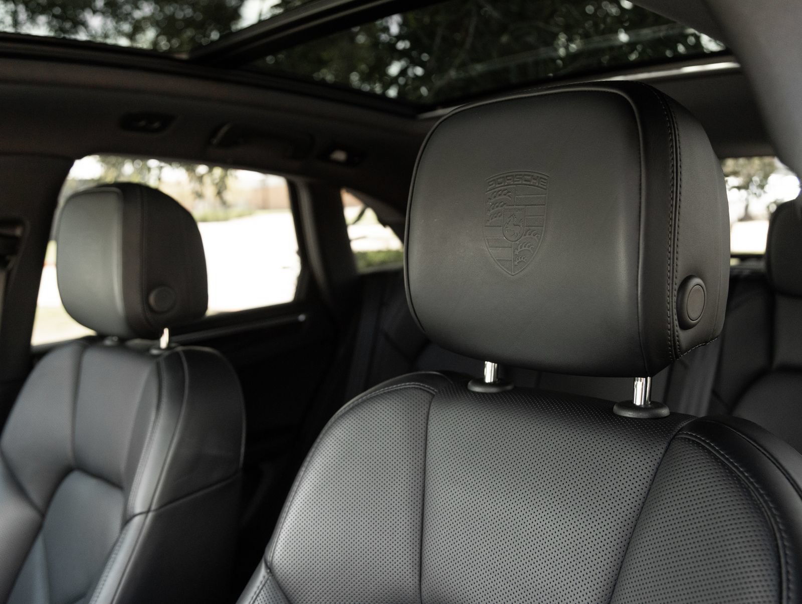 Certified 2024 Porsche Macan AWD/4WD image 22