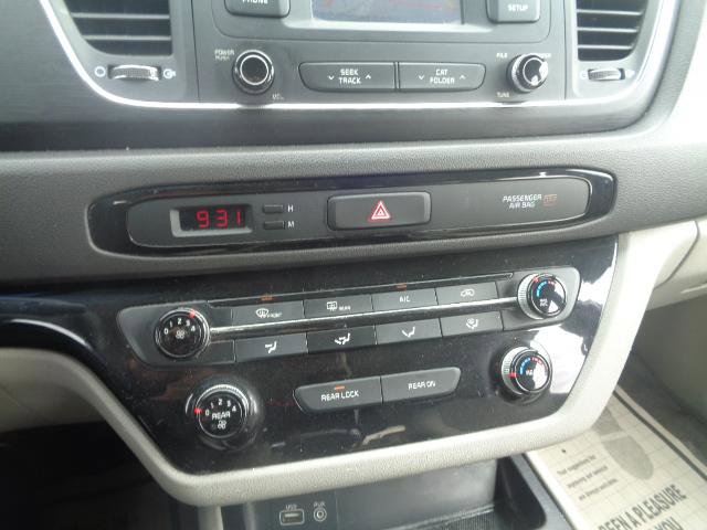 Used 2016 Kia Sedona L image 36