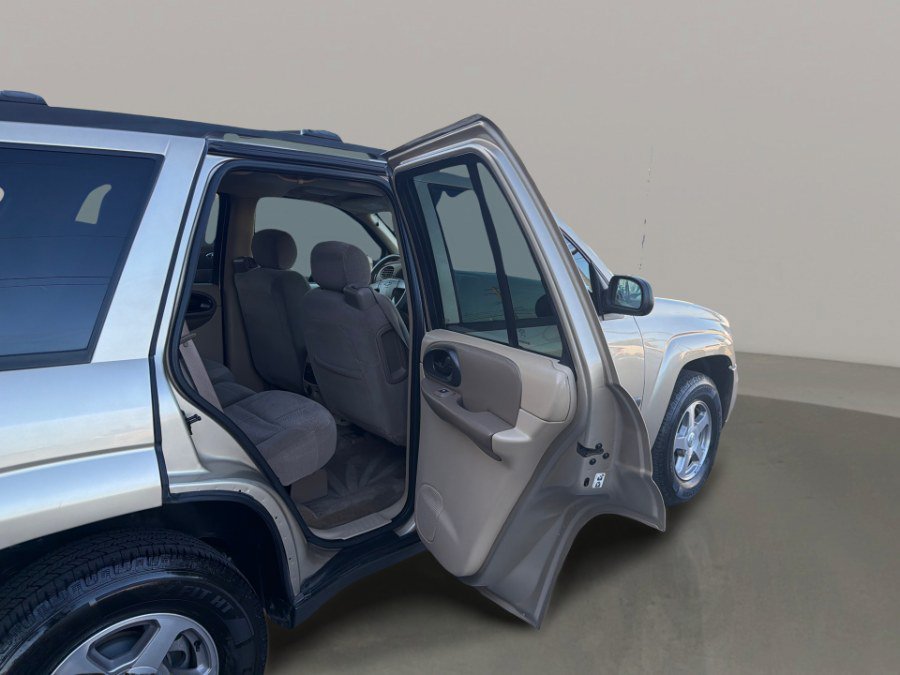 Used 2004 Chevrolet TrailBlazer LS w/ LS Preferred Equipment Group RWD image 16