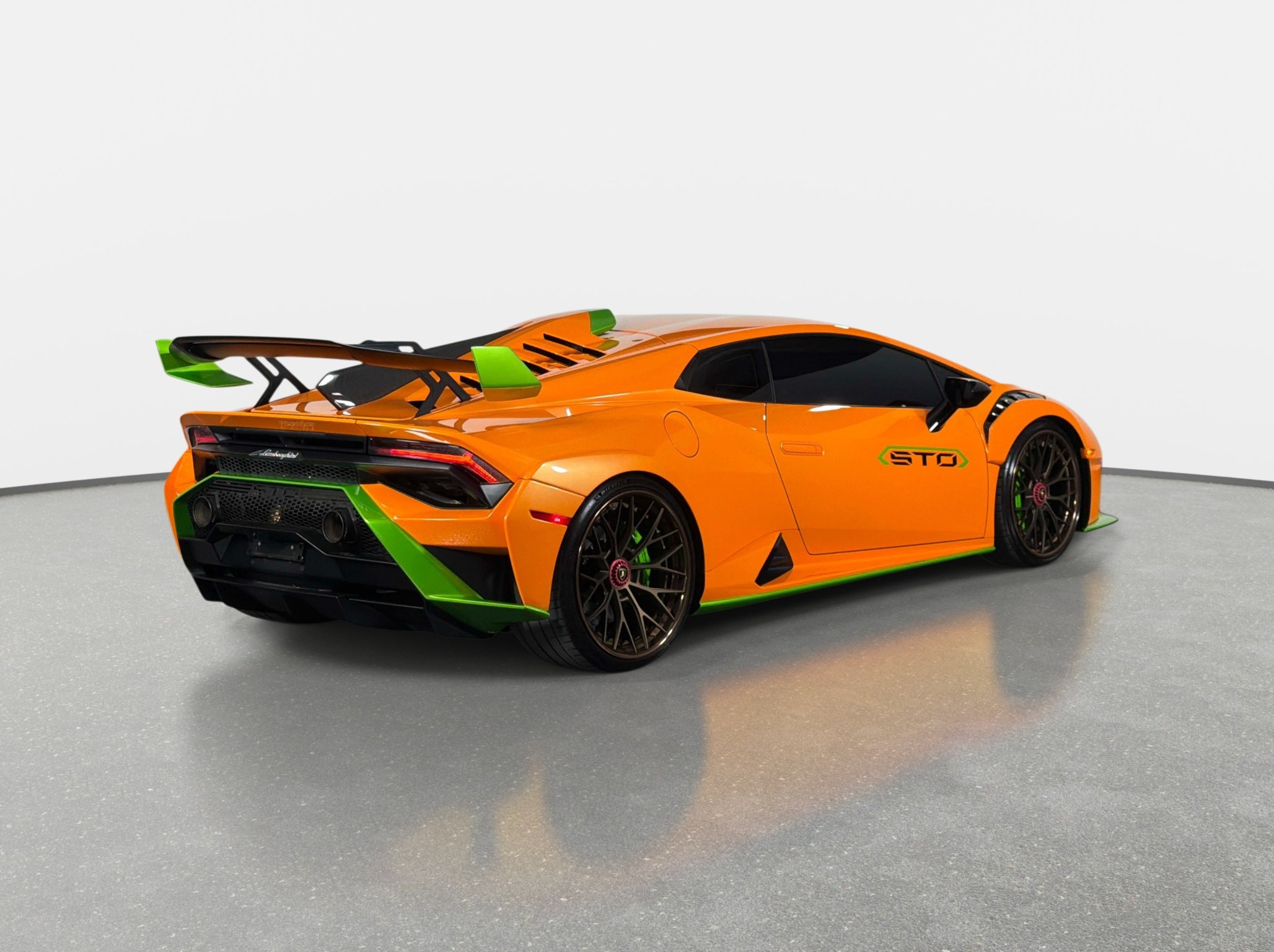 Used 2022 Lamborghini Huracan STO RWD image 9
