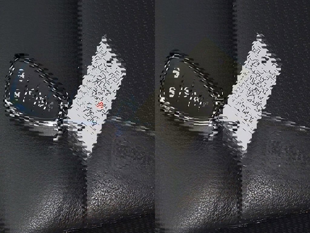 Used 2022 Chevrolet Traverse RS image 33