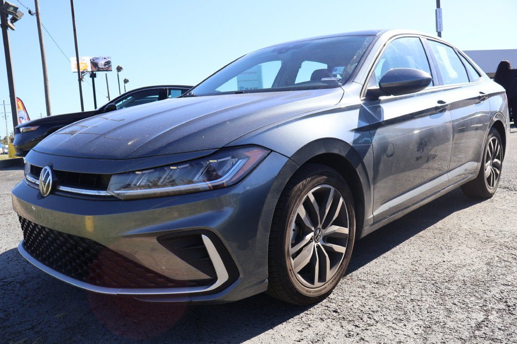 Used 2025 Volkswagen Jetta SE FWD image 2