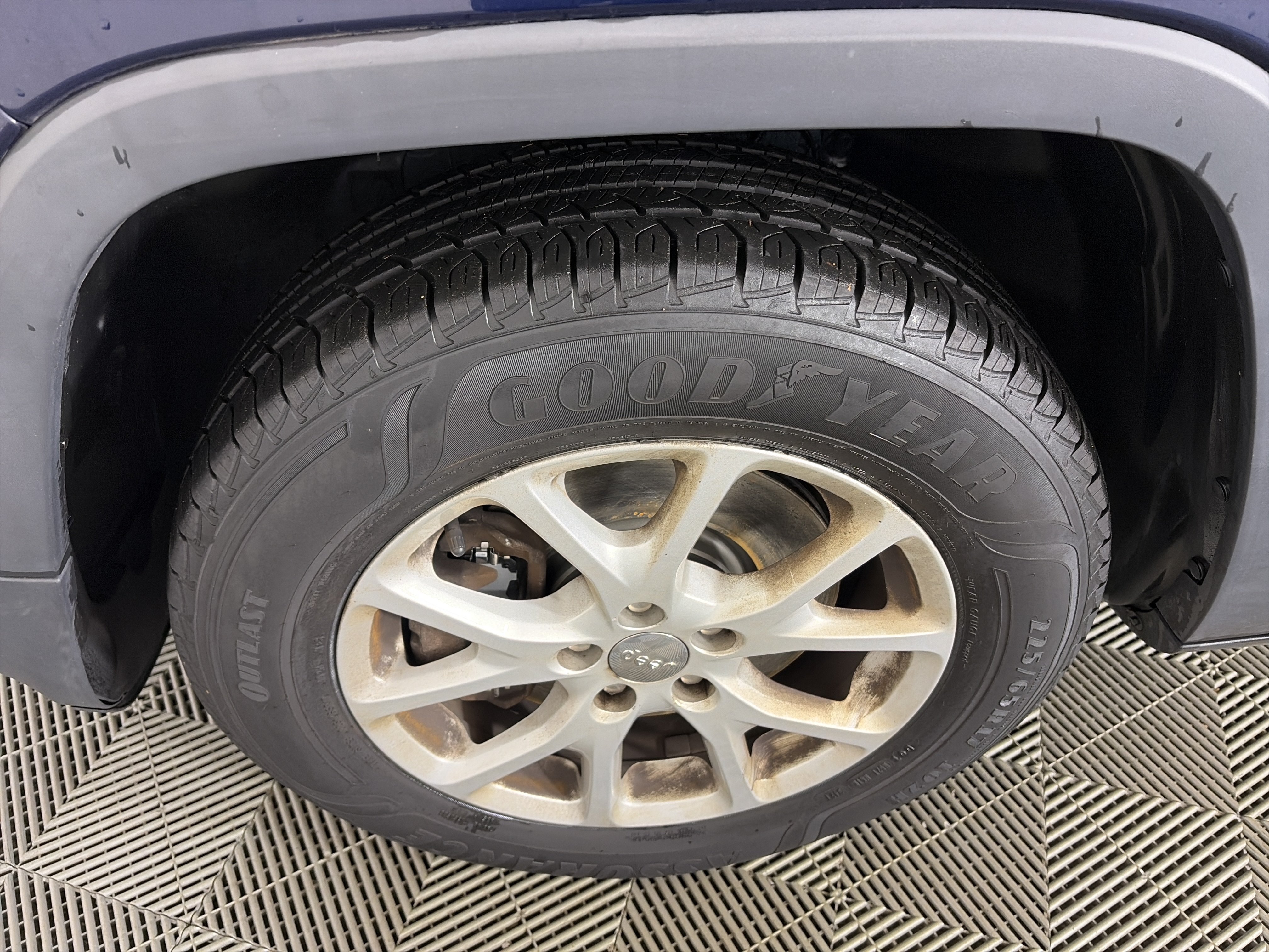 Used 2015 Jeep Cherokee Latitude w/ Cold Weather Group AWD/4WD image 13