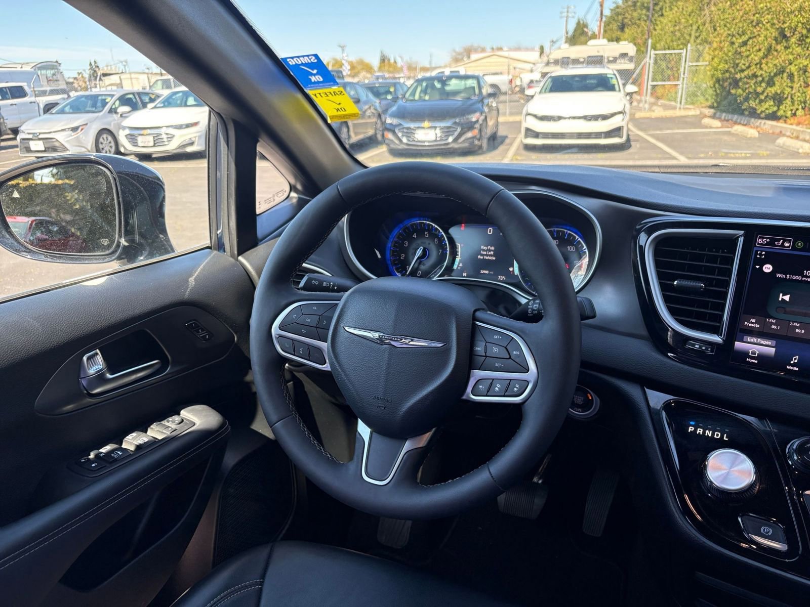 Used 2025 Chrysler Pacifica Select image 37