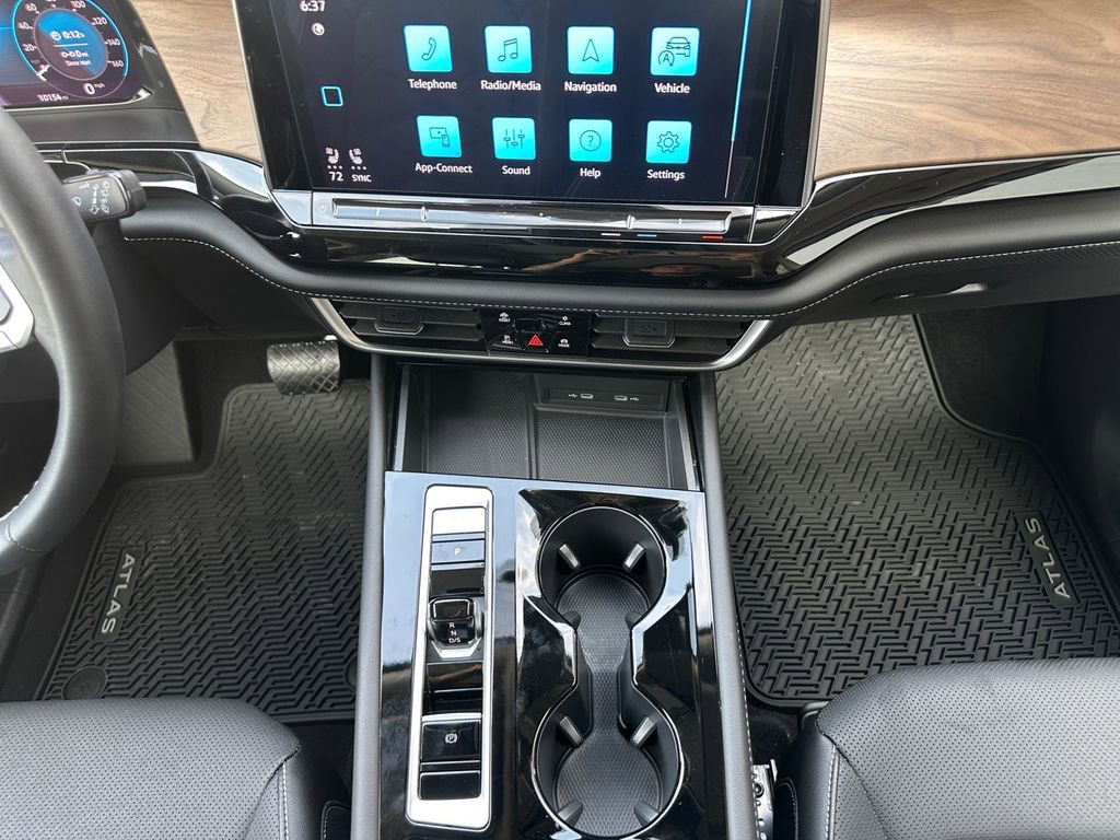 Used 2024 Volkswagen Atlas SE w/ Panoramic Sunroof Package FWD image 2