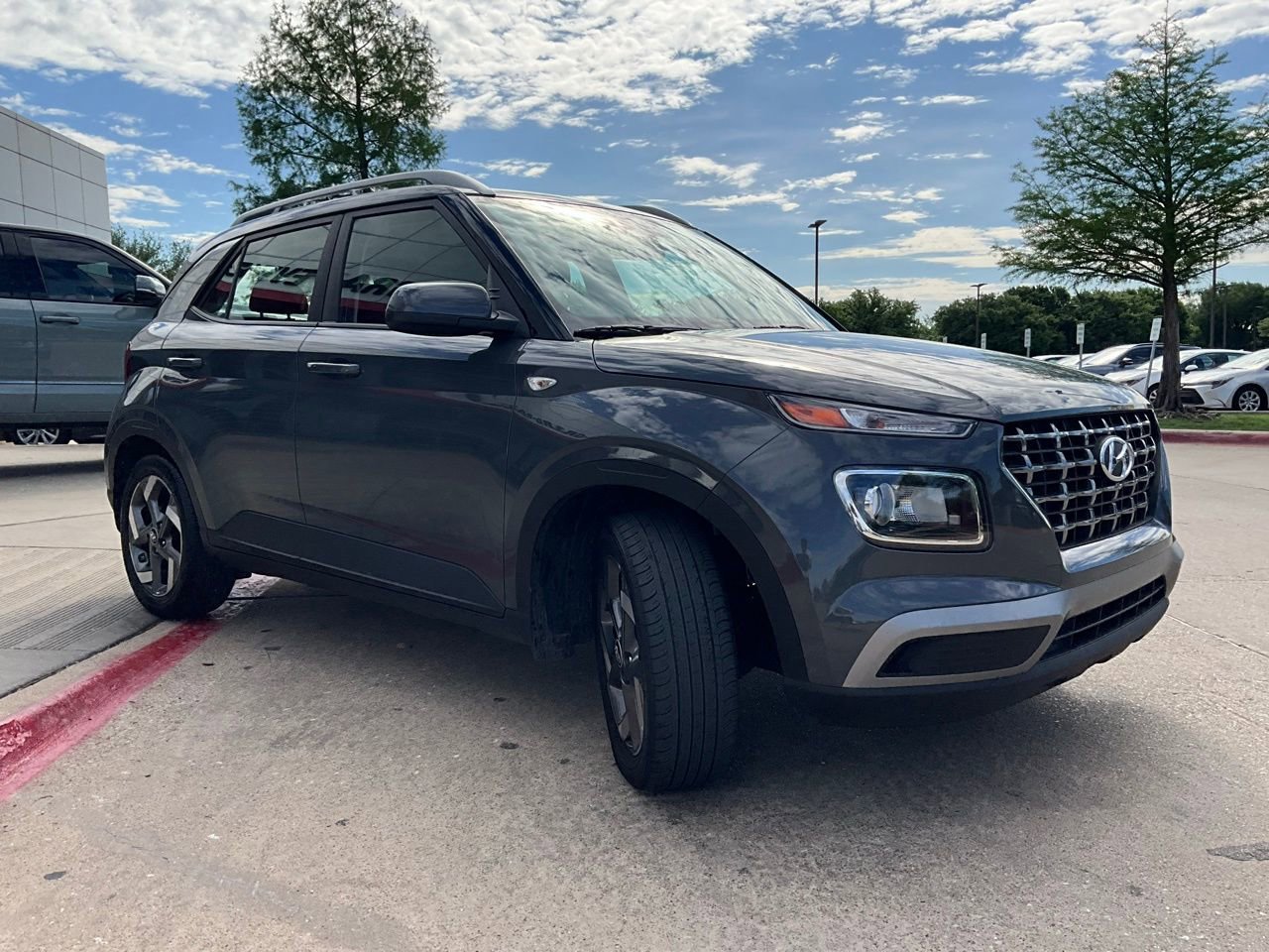 Used 2025 Hyundai Venue SEL image 4