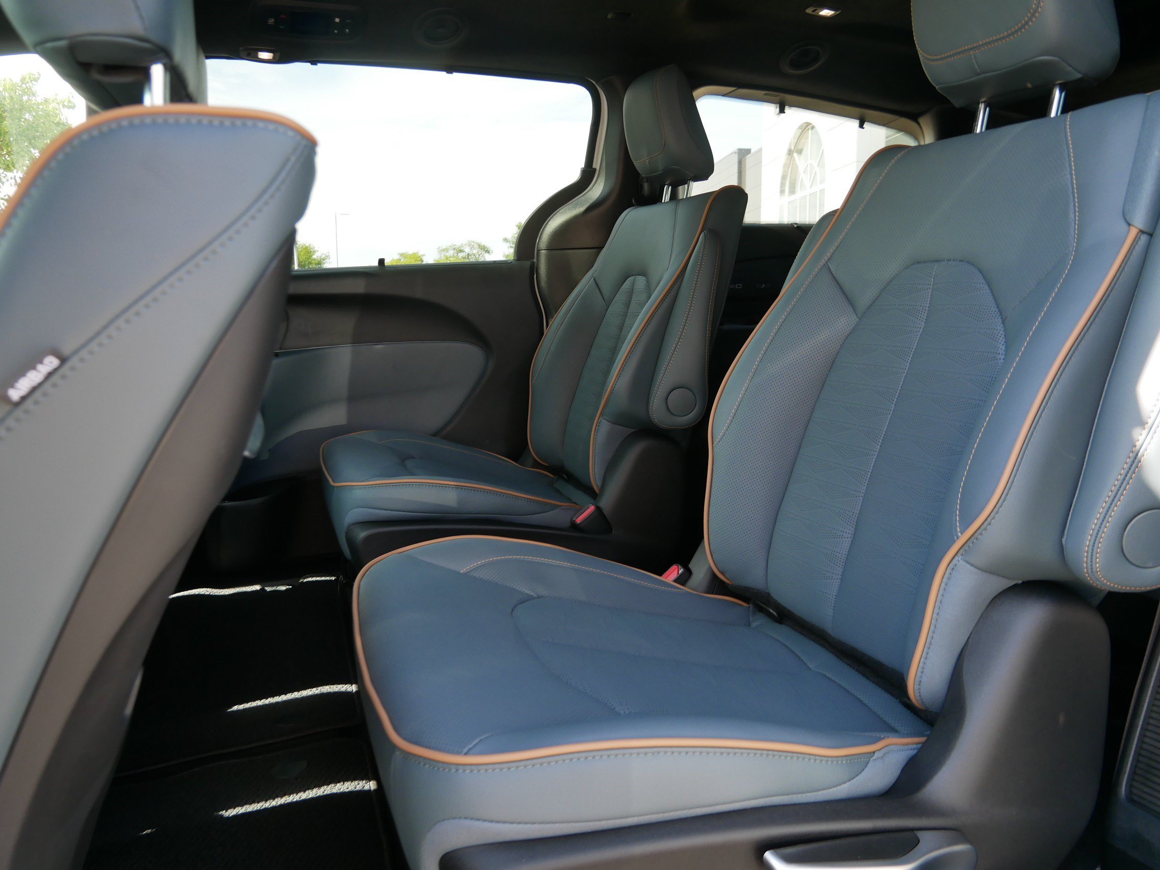New 2027 Chrysler Pacifica Pinnacle w/ Theater Group FWD image 10